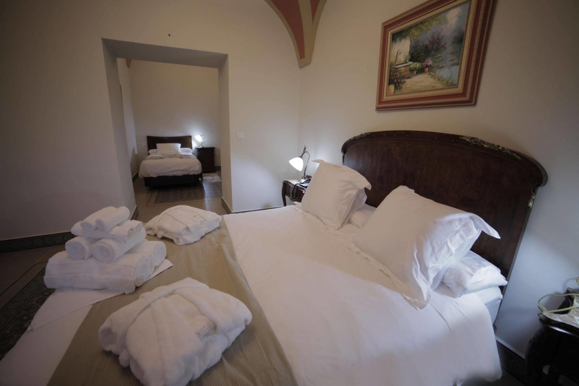 Hotel La Giralda Burguillos Del Cerro Exteriör bild
