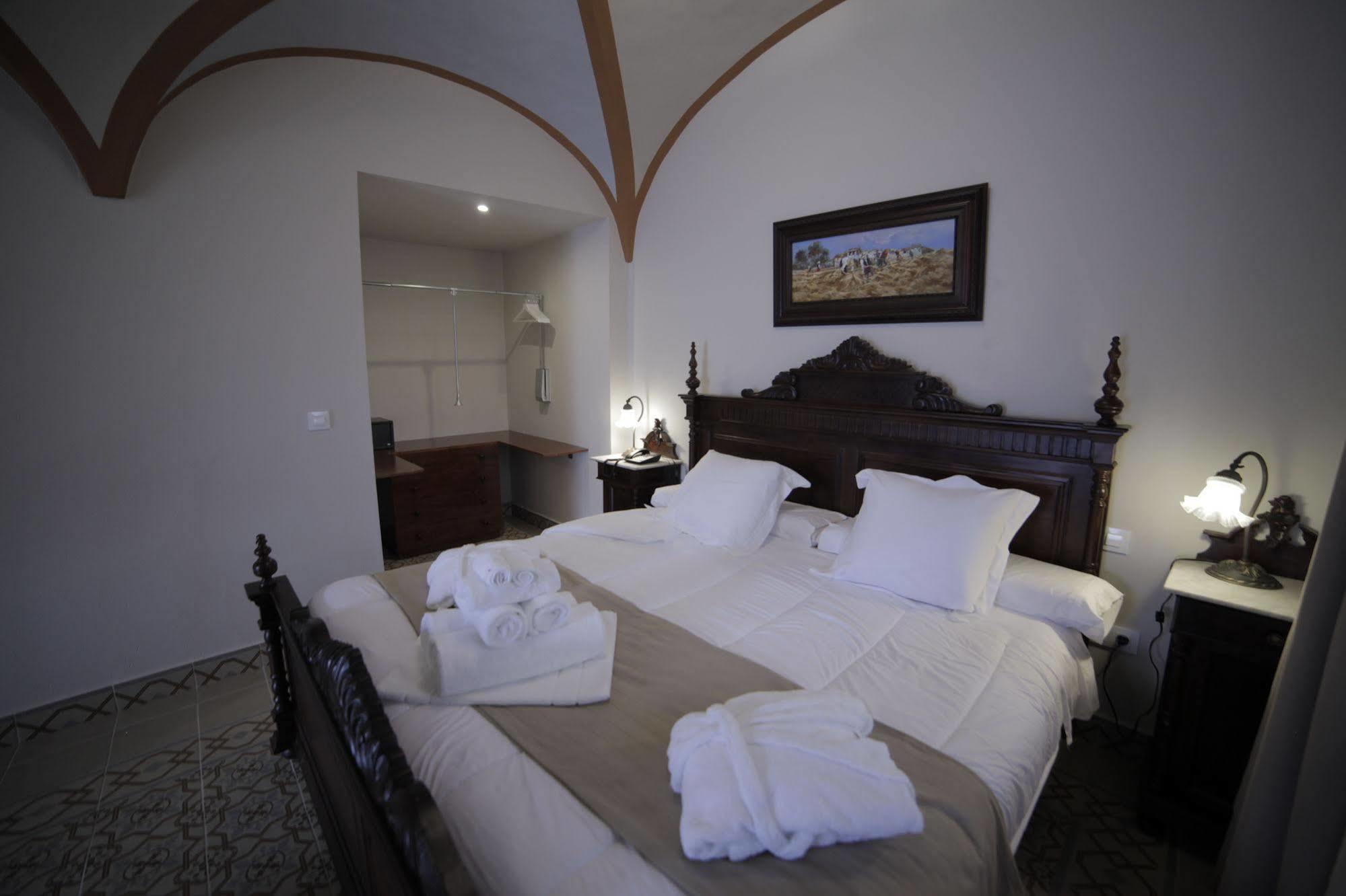 Hotel La Giralda Burguillos Del Cerro Exteriör bild